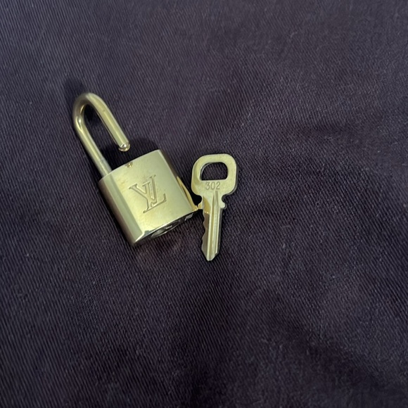 Louis Vuitton Lock & Key - Picture 3 of 4